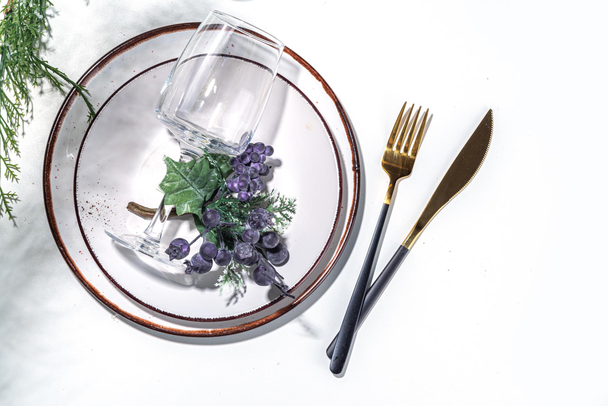 Workshop table with plated menus